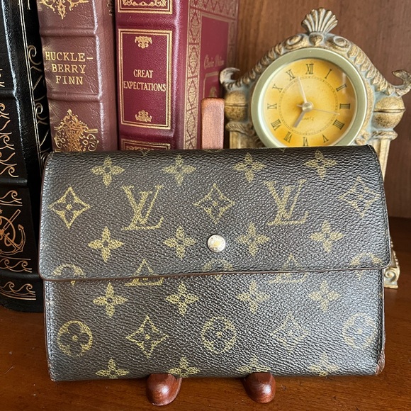 Louis Vuitton Pochette-passeport Wallet - Picture 5 of 15